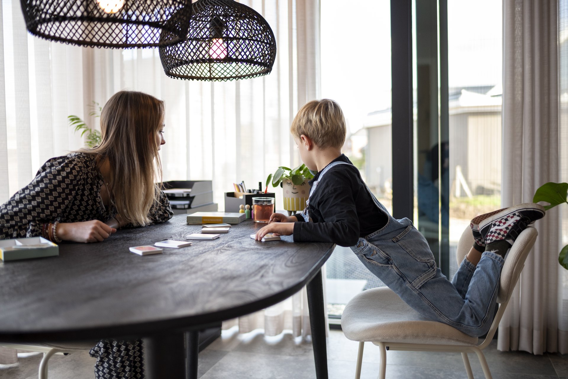 Kindercoach in gesprek met kind